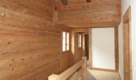 Treppenhaus aus gehauenem Altholz