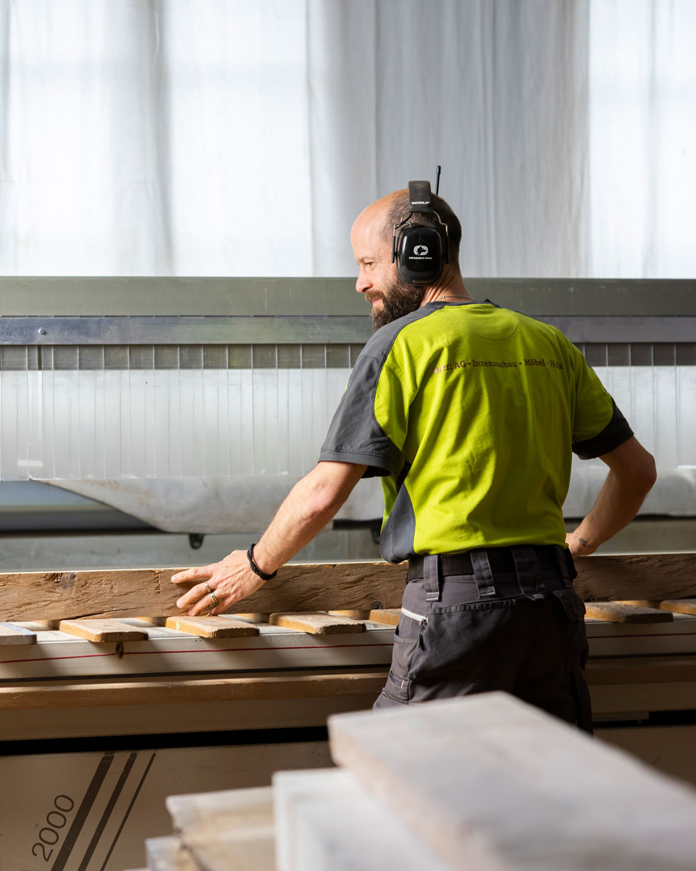 Schreinerarbeiten und Innenausbau mit Altholz von Bieri AG in Weissenburg