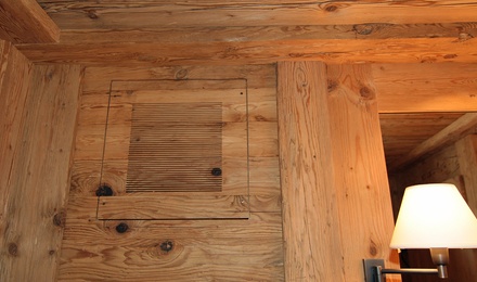 Detail aus gehauenem Altholz